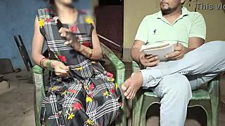 معلمة هندية أول مرة تمص في كليب منزلي خارجي!