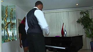 Hey, Bu Ebony Öğretmenin Dev Siyah Yarrağı Alışını İzle?