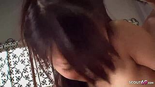 Hubená asijská nevlastní sestra nalákána na syrové šukání s creampie v těsné chlupaté dírce