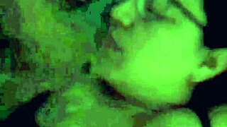 La esposa de mi amigo mientras comparte sus curvas conmigo en casa