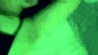 La esposa de mi amigo mientras comparte sus curvas conmigo en casa