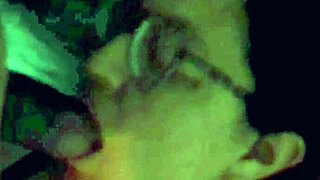 La esposa de mi amigo mientras comparte sus curvas conmigo en casa