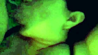 La esposa de mi amigo mientras comparte sus curvas conmigo en casa