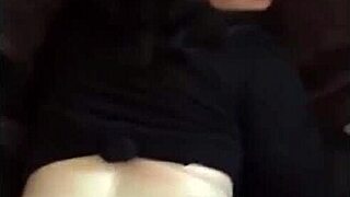 Branquinha mostrando sua bunda grande querendo pau
