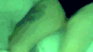 La esposa de mi amigo mientras comparte sus curvas conmigo en casa