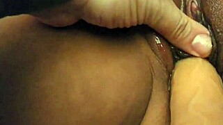 दंपति होममेड में मुंडी चूत से खेल रहे हैं