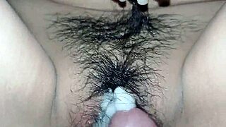 Chica desi devora el coño caliente de su hermanastra