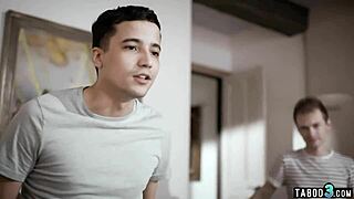 दोस्त, मैं और भाई स्टीपमॉम सायरेन डी मेर को डीपी करते हैं, गुस्सा निकालते हुए!