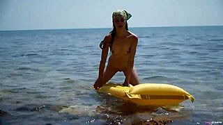 Sexy Sirena hits climax fingering at beach