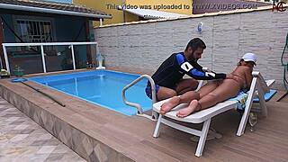 Meu Marido Foi Trabalhar E Piscineiro Veio Limpar Minha Piscina