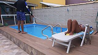 Meu Marido Foi Trabalhar E Piscineiro Veio Limpar Minha Piscina