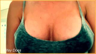 As tetas grandes da esposa na camisa molhada me deixam louco