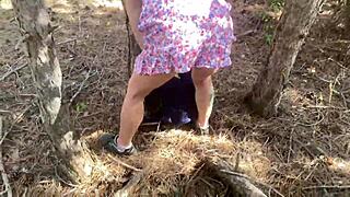 Wow! Cudzinec šuká peknú dievčinu na bicykli v lese 4K!