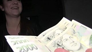 इनोसेंट जिंजर गर्ल कार बोनेट पर फक हुई!