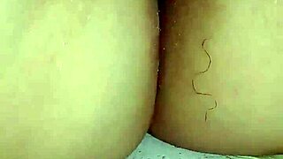 Lesbians found using dildo and squirting on lost phone