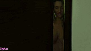 Stiefmoeder plaagt in douche voor intens neuken in 3D spel