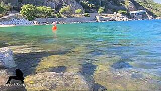 Morena Mijando na Praia Provoca o Namorado com Toques Escondidos