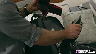 Olha isso, travestis magras com pau duro perfuram cu apertado do massagista!