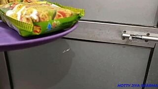 हॉट इंडियन कॉलेज कपल जिया शर्मा होटल सर्विस बॉय को बाथरूम में चुदती है