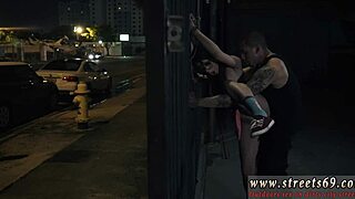 Guys hit on blondes in the park 😈