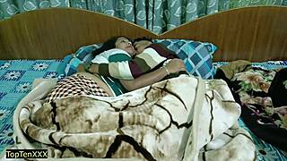 Wow! Adik Tiri India Dikongsi Untuk Seks Bertiga Liar Dengan Kawan!