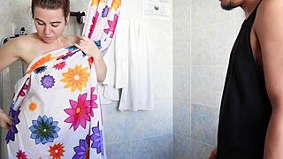 Cugini Acquisiti Fanno i Cattivi in Bagno, Finendo con Scopata Bollente