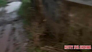 Indiana Desi del Villaggio Scopa All'Aperto con Ragazzo in Azione Ruvida