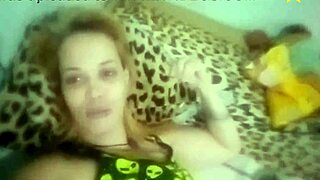 fazendo tatuagem de calcinha puxei de ladinho so pra mostrar meu cuzinho e a buceta pro tatuador ele perdeu a concentracao e parou de tatuar alemao tatuador