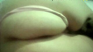 fazendo tatuagem de calcinha puxei de ladinho so pra mostrar meu cuzinho e a buceta pro tatuador ele perdeu a concentracao e parou de tatuar alemao tatuador