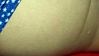 Mladá hraje masturbaci s nevlastní matkou