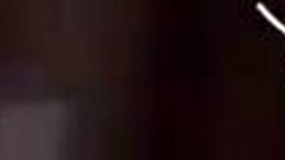 Špehovanie na toalete pri bazéne s veľkými prsiami ženy vedľa