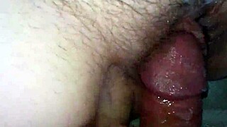 Nyers creampie akció intenzív közeli felvételekkel