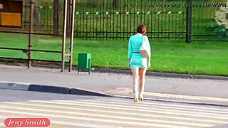 Jeny Smith bliska v drzni prozorni obleki na prostem.