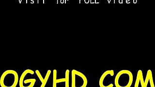 Kleine jonge Russische vixen rijdt hard op ervaren oude lul