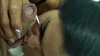 מנצל את זה שאמא חורגת לבד בבית