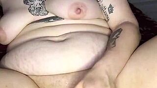 rubia blanquita se toca delicioso con sus dildos