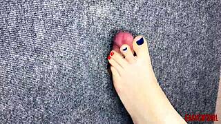 Honím malý péro skrz díru v kabince svýma sexy nohama - AnnyCandy Painboy