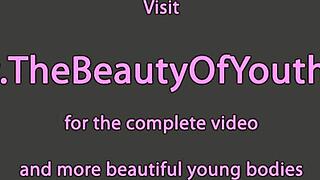 Teen lesbiche si tuffano in leccate bagnate prima di un trio bollente