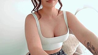 可愛いラティーナがセクシーなダンスムーブで誘惑