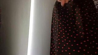 Extrémně horká amatérka tvrdě vytryskne v šatně.