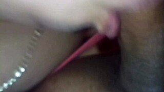 Mami suge pula fiului ca dar de Valentine's cu pasiune