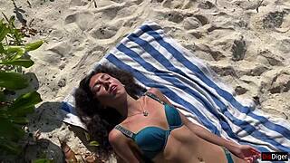 Načůraná holka šokovaná na veřejné pláži