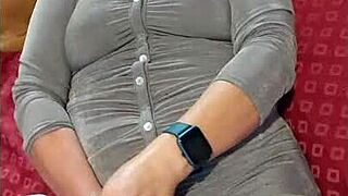 Azgın hotwife Steffi Silver gangbang'de vahşi amcık eylemiyle domine ediyor!