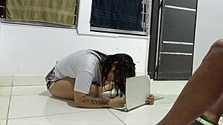 Moja pastorka ogromno dupe prima moj kurac dok crta