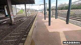 Bang en train public : Cul d'amie chilienne percé après retrouvailles tant attendues