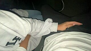 夜中のドライブデートでムラムラしてしまい車の中で始まってしまう変態カップル