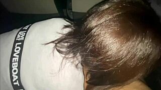 夜中のドライブデートでムラムラしてしまい車の中で始まってしまう変態カップル