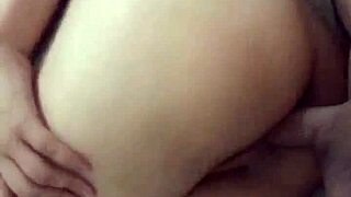 con la vecina en rico vestido de flores.