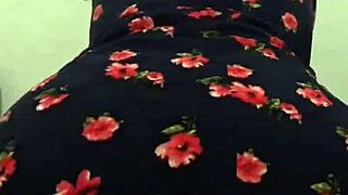 con la vecina en rico vestido de flores.