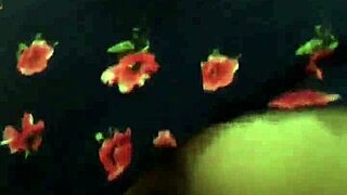 con la vecina en rico vestido de flores.